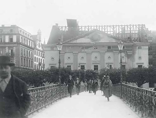 Das Stadttheater nach dem Grossbrand von 1924.