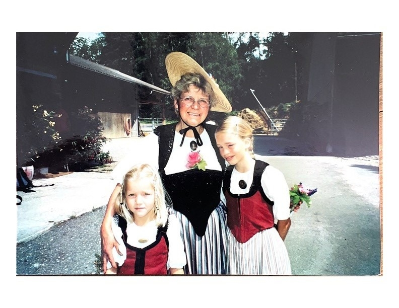 Meine Schwester Milena, meine Grossmutter Heidi und ich (v.l.n.r.)