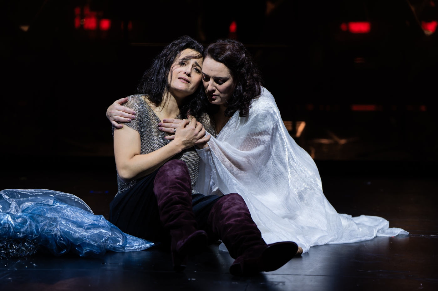 Solenn' Lavanant Linke und Elizabeth Bailey, I Capuleti e i Montecchi, Luzerner Theater, Foto: Ingo Hoehn