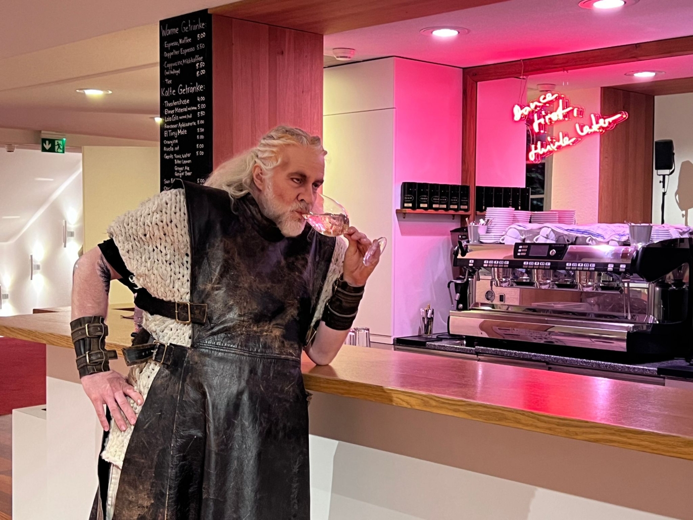 Mime an der Bar des Luzerner Theaters