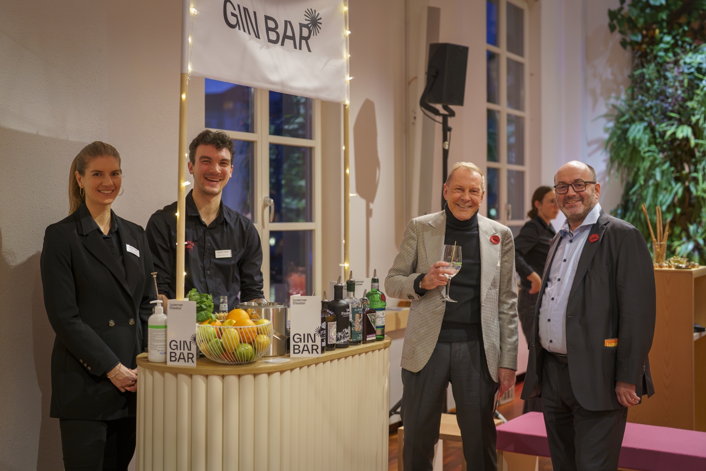 Eröffnung Gin Bar am 31. Januar 2024. v.l.n.r.: Leiterin Gastronomie Mira Georg, Mitarbeiter Gastronomie Niklas Malluschke, Fernsehmoderator Kurt Aeschbacher, Kaufmännischer Direktor Adrian Balmer. Foto: Franziska Kleinsorg