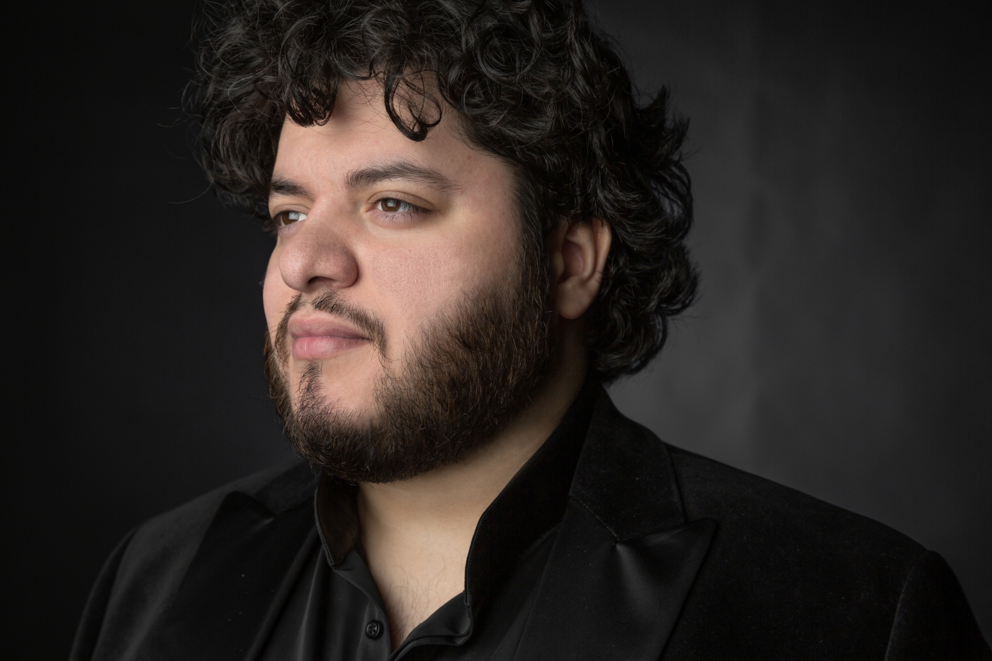 Portrait von Azer Zada, ein junger Mann mit Bart und Locken
