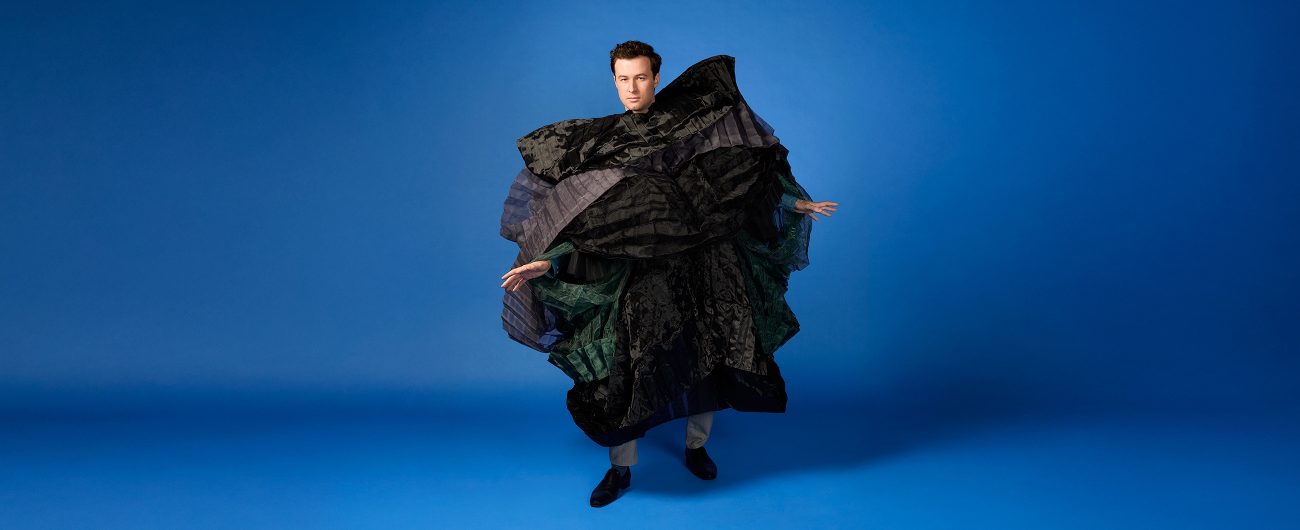 ein Mann steckt in einem riesigen Kleid