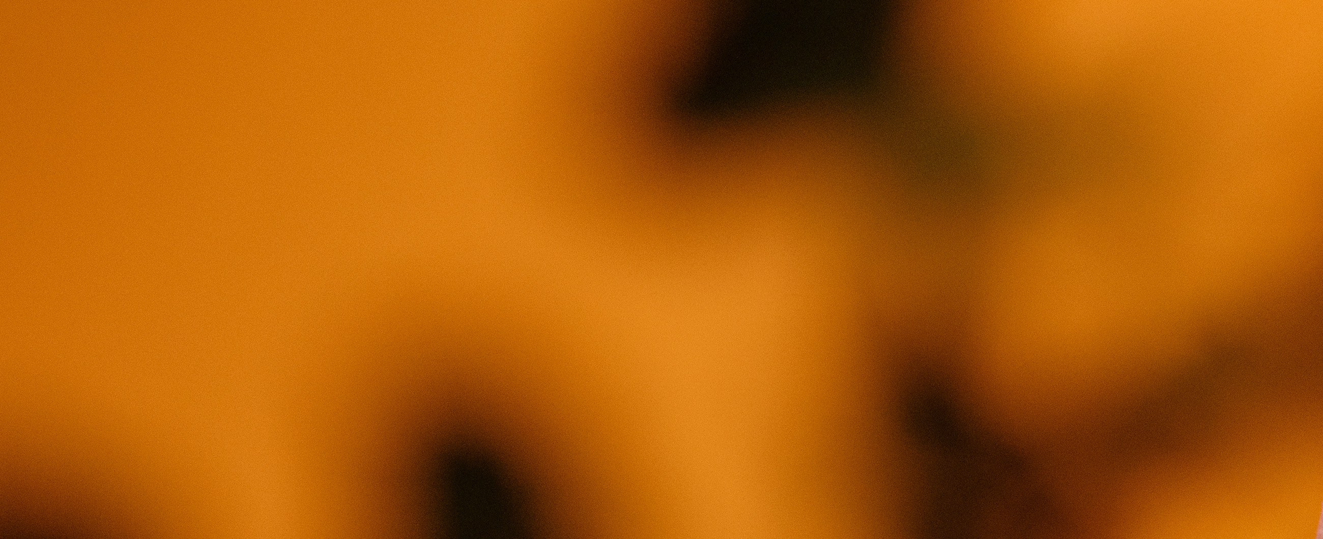 orangener Hintergrund mit schwarzen Flecken