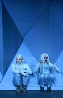 Luzerner Theater, Nieder mit den Alpen!, Bastian Inglin, Carina Thurner, Foto: Emanuel Ammon