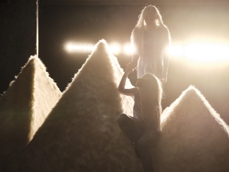 Luzerner Theater, Nieder mit den Alpen!, Carina Thurner, Bastian Inglin, Foto: Emanuel Ammon