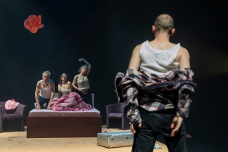 Luzerner Theater_Auf allen vieren_Oliver Losehand_Carina Thurner_Tini Prüfert_Bastian Inglin_Foto_Ingo Hoehn