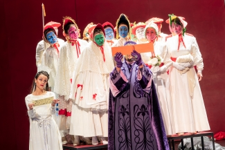 Luzerner Theater_L'elisir d'amore_Tania Lorenzo Castro_Rueben Mbonambi_Opernchor_Foto_Ingo Hoehn