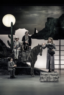 Luzerner Theater_Der_zerbrochne_Krug_Ensemble Schauspiel_Foto_Tanja_Dorendorf-2
