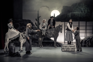 Luzerner Theater_Der_zerbrochne_Krug_Ensemble Schauspiel_Foto_Tanja_Dorendorf-4