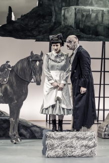Luzerner Theater_Der_zerbrochne_Krug_Fabiola Octavia Strugalla_Christian Baumbach_Foto_Tanja_Dorendorf