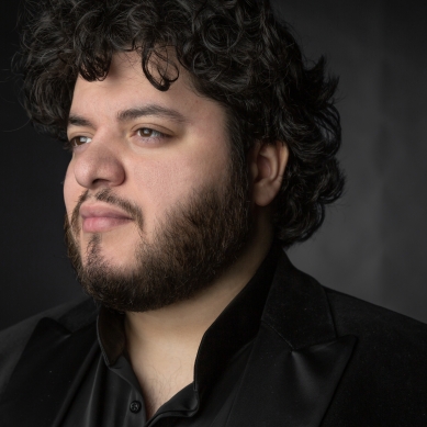 Portrait von Azer Zada, ein junger Mann mit Bart und Locken
